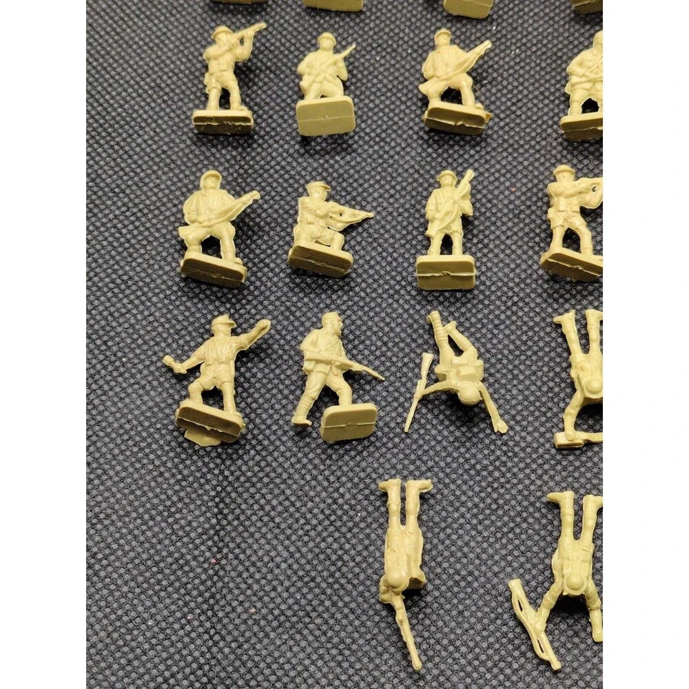 (33) Infantry Soldiers With Rifles Miniatures 1/72 Scale